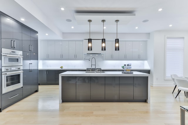 kitchen design trends 2022; A white and charcoal shaded fitted kitchen.