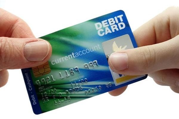 Thẻ ghi nợ dùng làm gì?