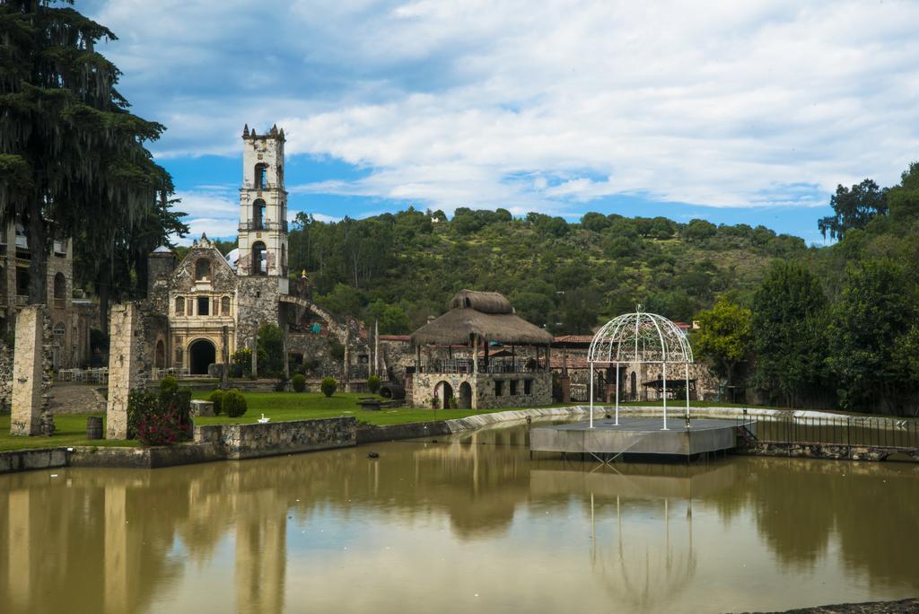 Una torre junto a un cuerpo de agua

Descripción generada automáticamente