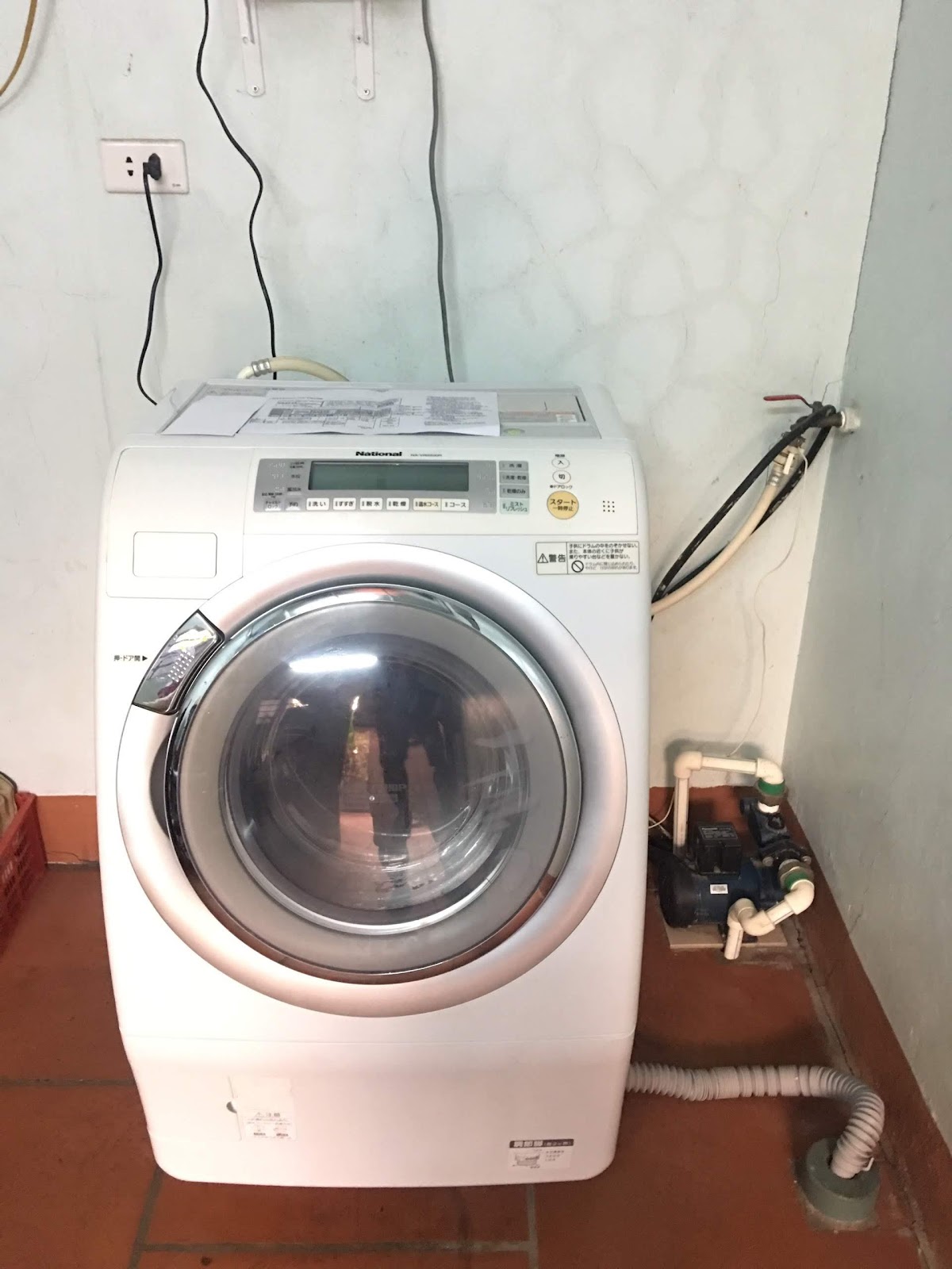 Sửa máy giặt bị chảy nước.