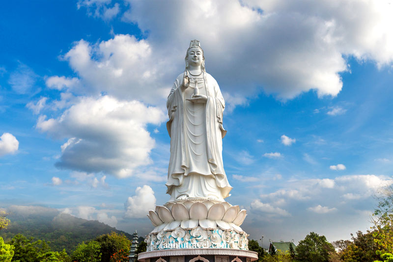 Tượng phật Quan Âm đồ sộ tại chùa Linh Ứng Sơn Trà (Nguồn: Internet)