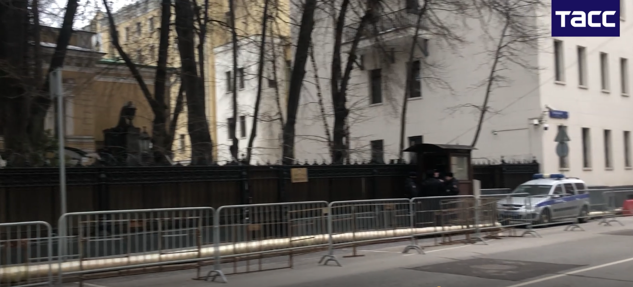 Москва усиленные меры. Посольство Украины в Москве. Посольство Украины в Москве сейчас. Задержания в Москве сегодня. Обстановка в Москве сейчас.