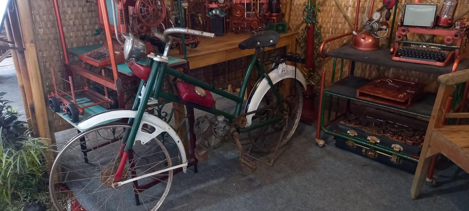 Sepeda dan perangkat media jurnalis yang digunakan pada zaman kolonial (sumber foto: Dokumentasi penulis)
