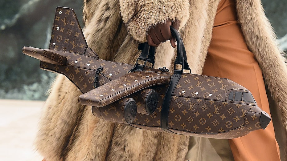 Cận cảnh túi xách máy bay $39,000 mới ra mắt của Louis Vuitton - Ảnh 2.
