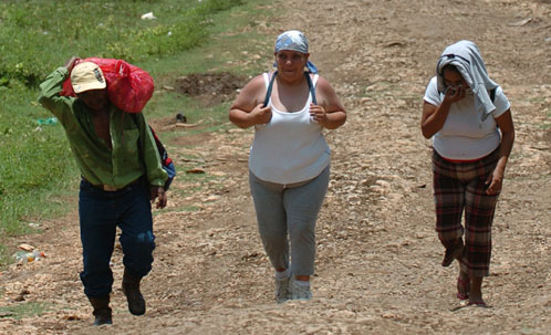 Migrants walk towards the Mexican border in Guatemala. Credit: Wilfredo Díaz/IPS.