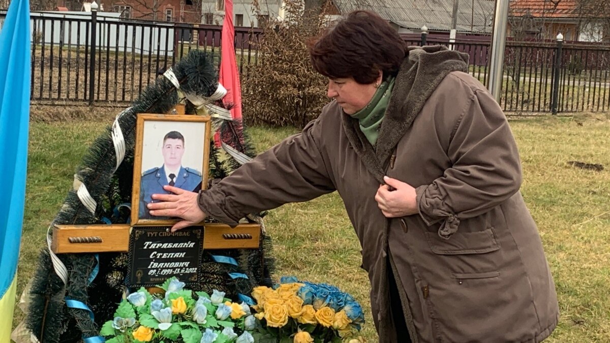 Natalia visits her son's grave. Photo: Radio Svoboda